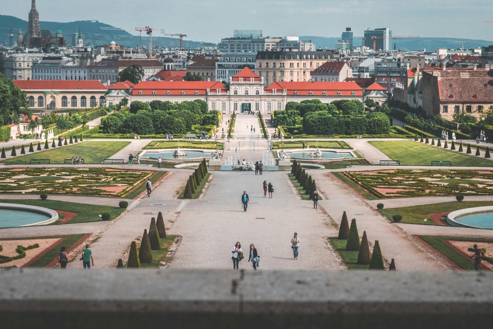 daniel-plan-OE7jKpsk7uU-unsplash web Bild: Parkanlage Schloss Belvedere in Wien