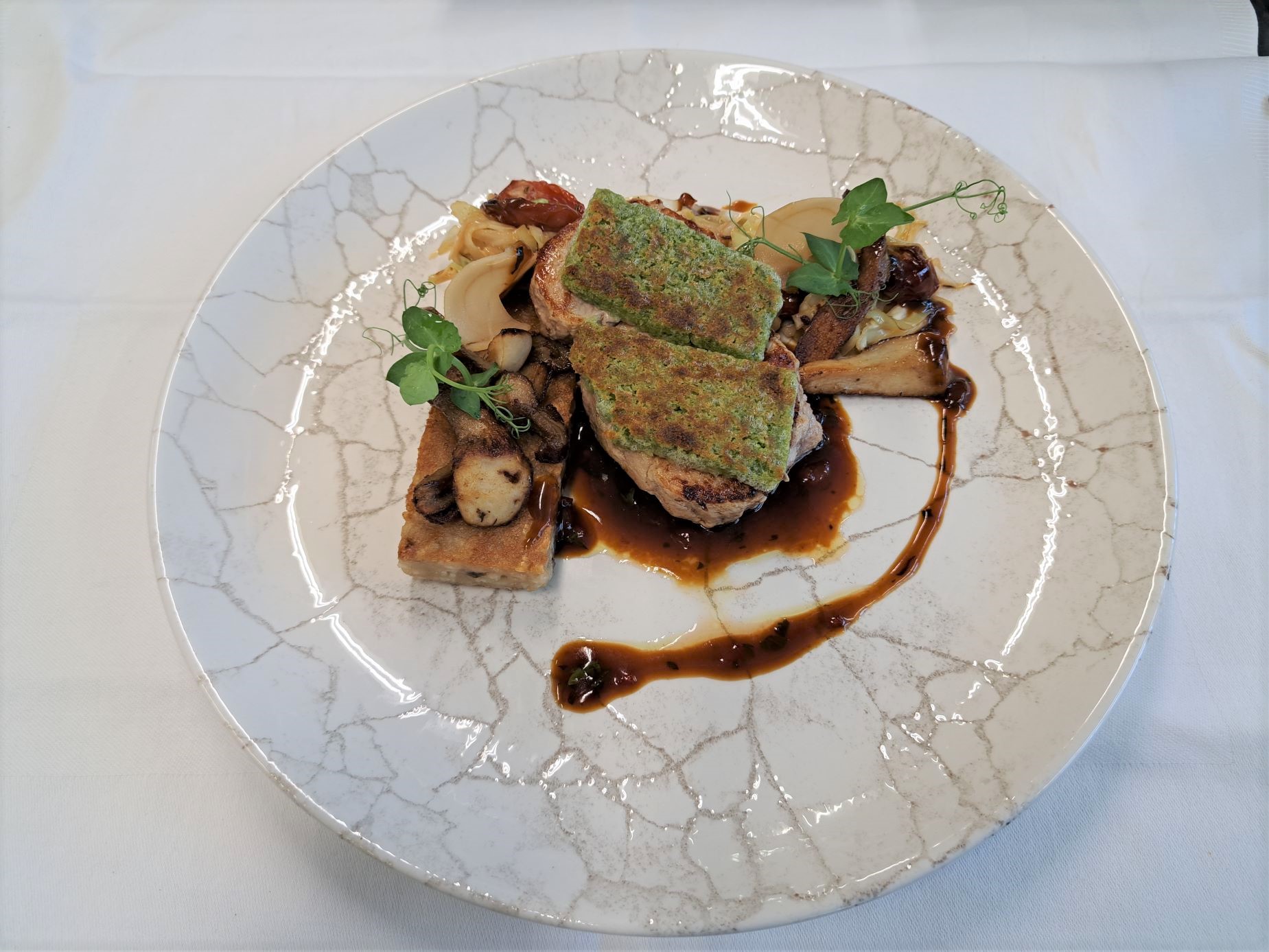 5.Gratinierter-Kalbsruecken-mit-Kraeuterjus-dazu-Brunnenkresse-tomaten-Spitzkraut-und-knusprige-Steinpilzschnitte-ACGLO-3390E