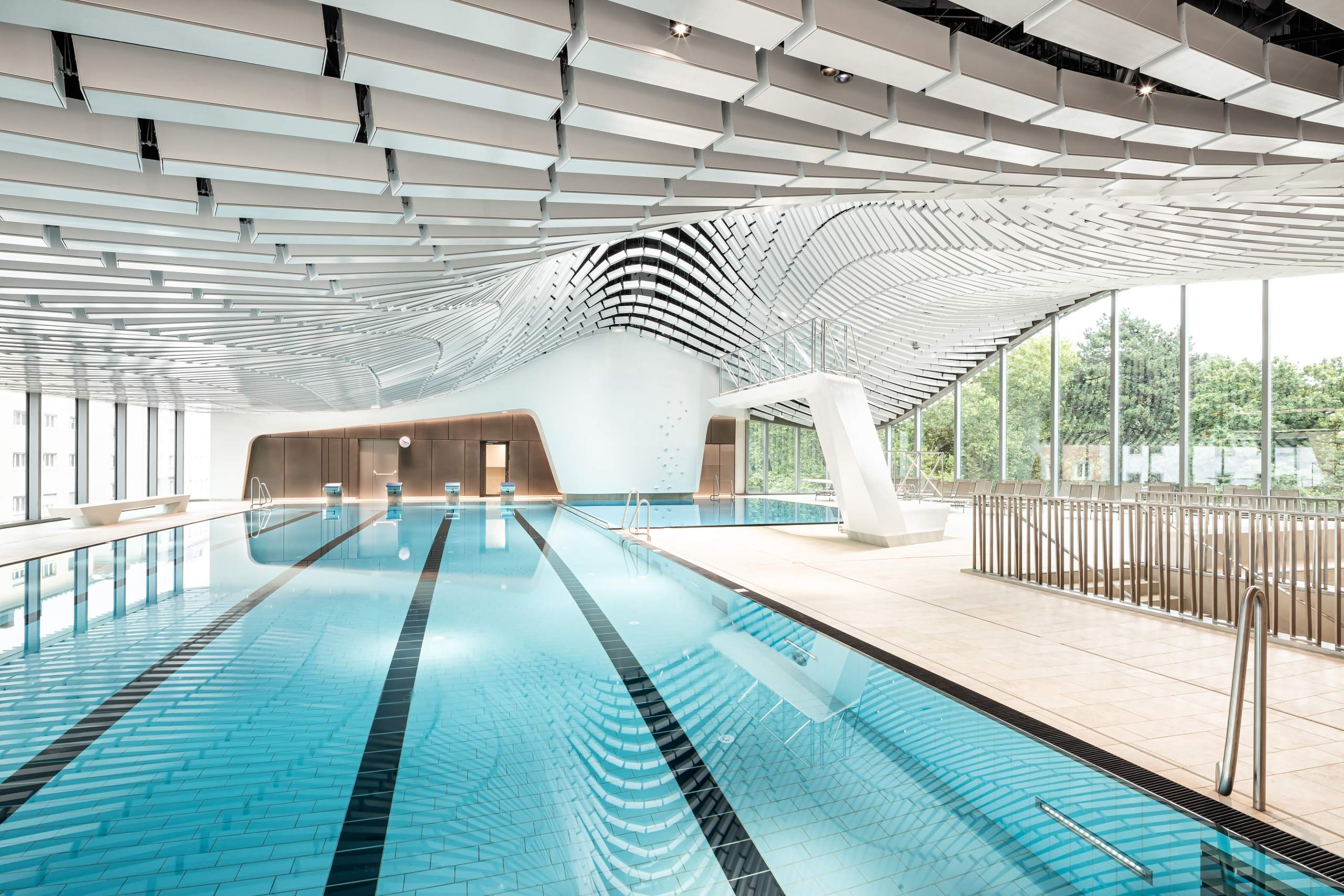 Badehalle_Richtung_KletterwandcParacelsusbad_Ch.Woeckinger-klein-scaled
