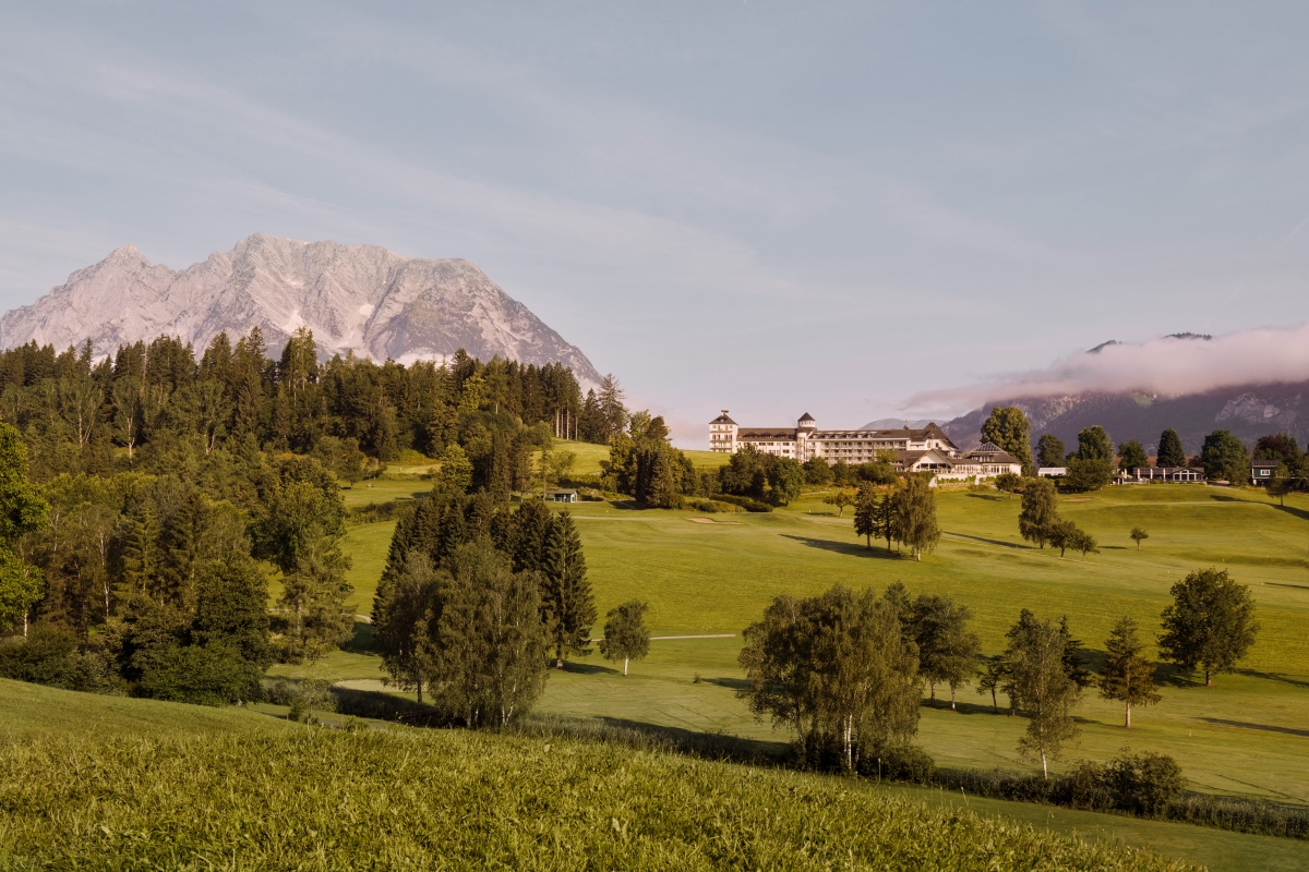 IMLAUER Hotel Schloss Pichlarn umgeben von Wiesen, Wäldern und Bergen
