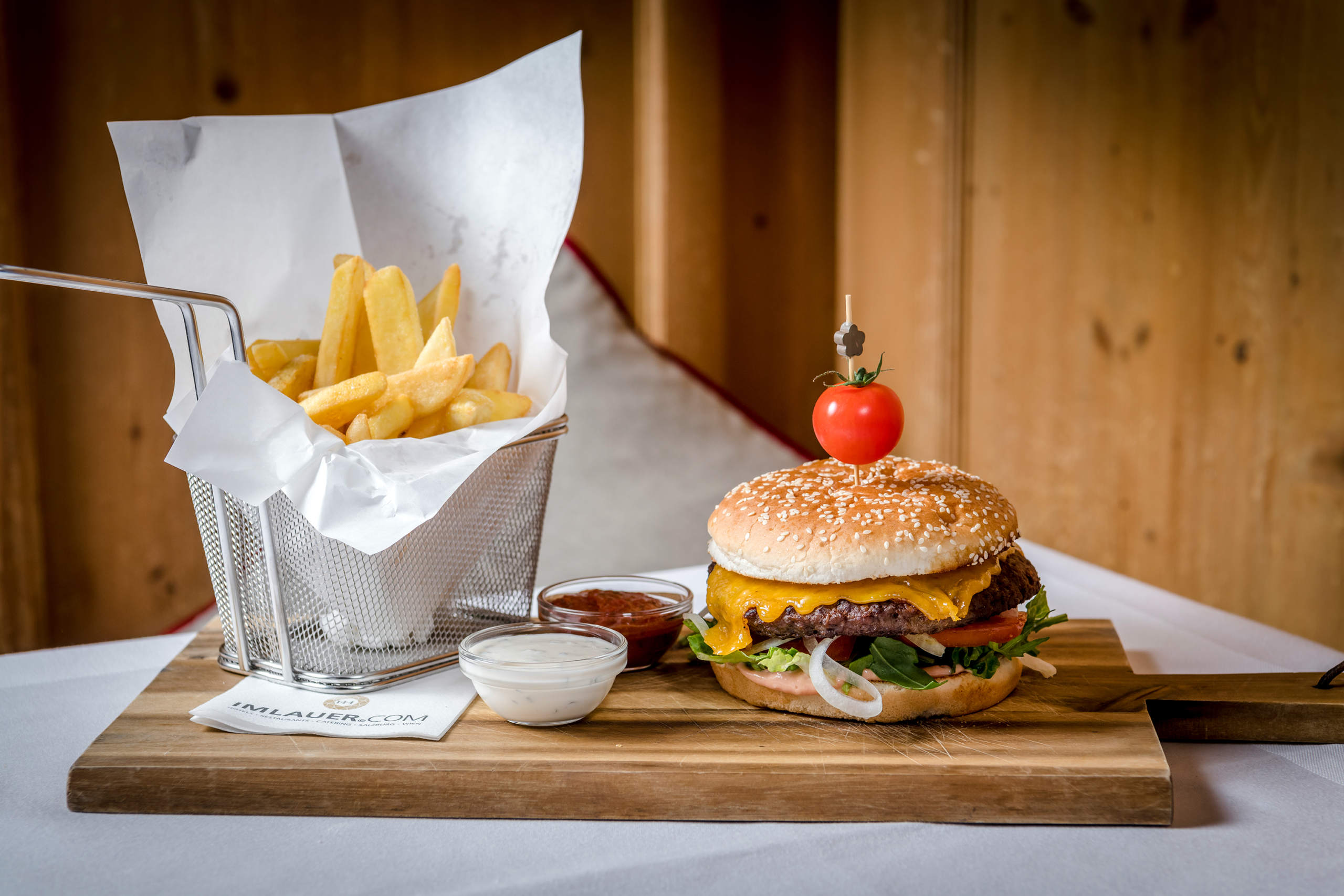 Braurenstaurant-IMLAUER-Burger_2-scaled