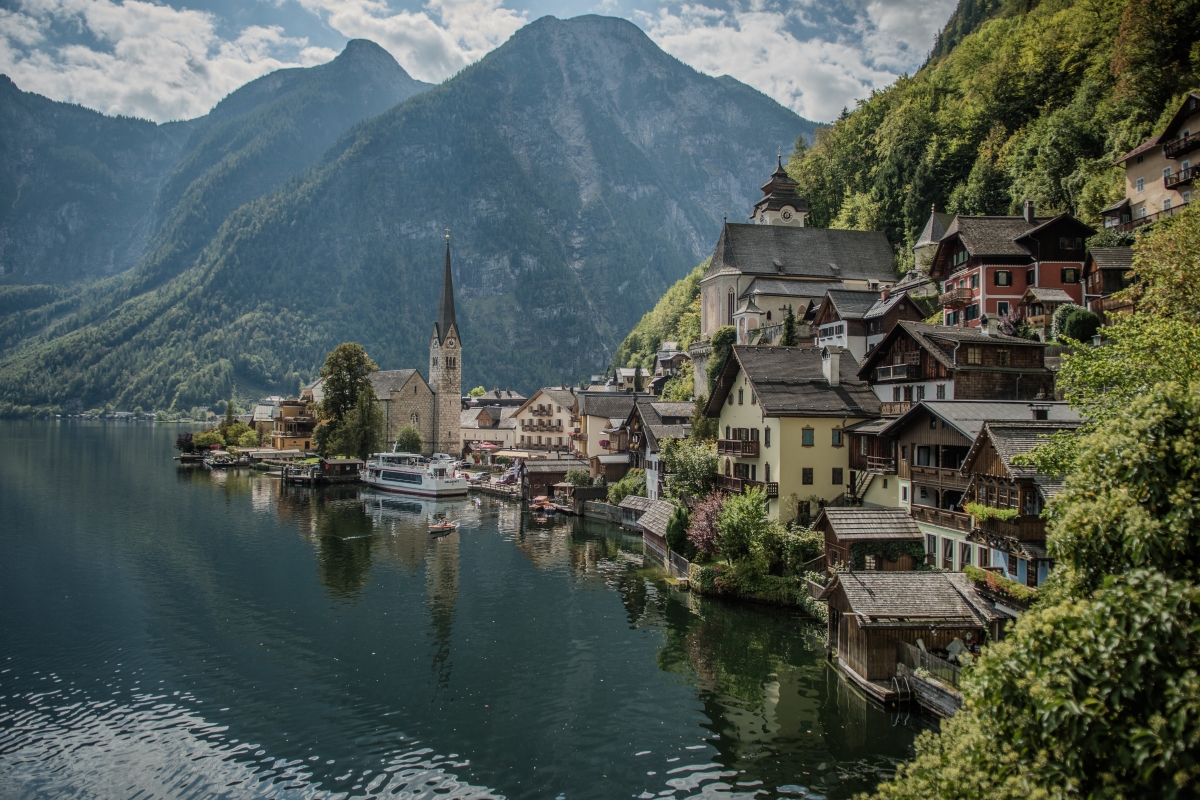 Der Ort Hallstatt mit See und Bergen im Hintergrund
