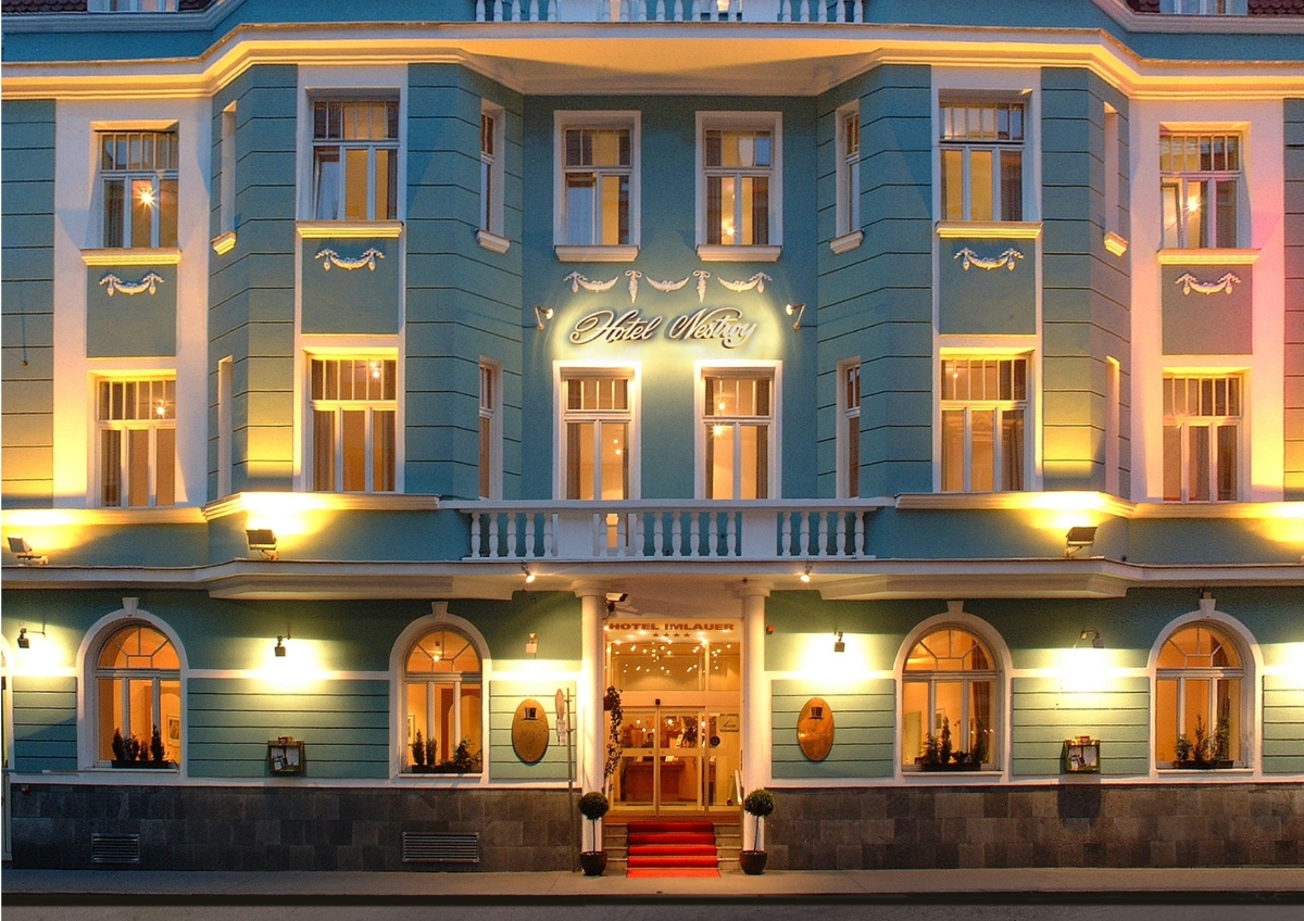 Beleuchtete Fassade des Hotel Nestroy Wien