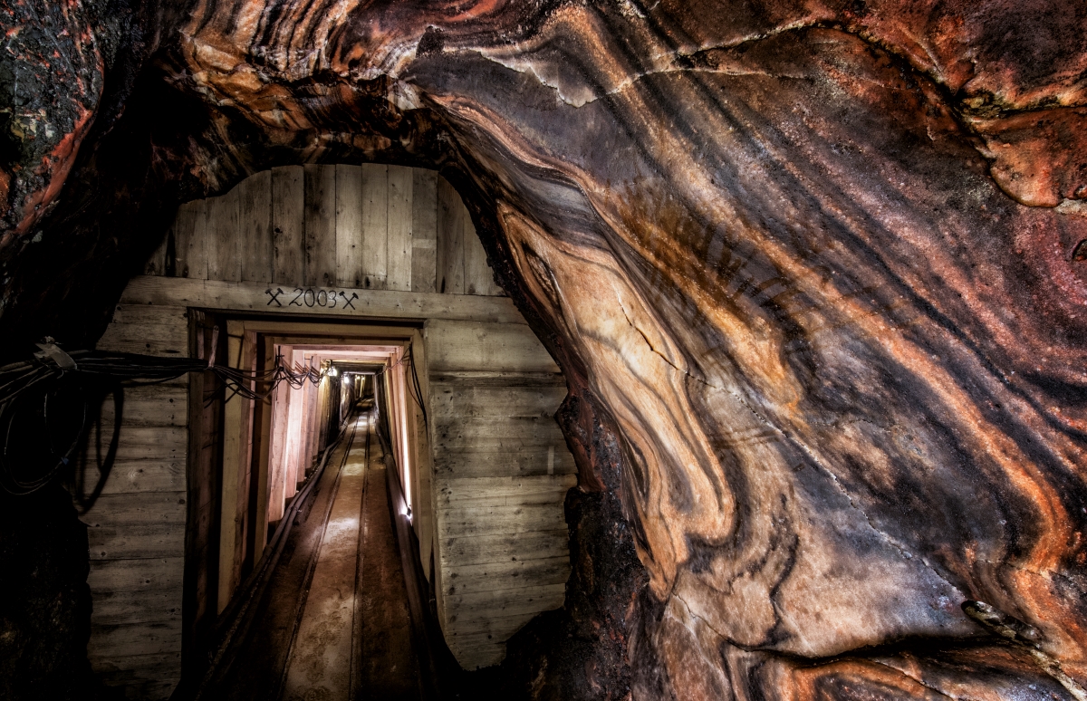 Stollen im Saslzbergwerk Altaussee mit farbigem Gestein