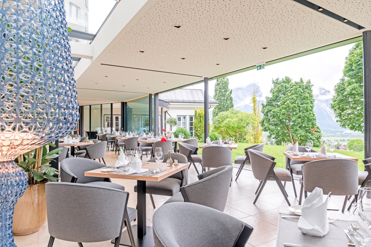 Moderner Wintergarten des IMLAUER Hotel Schloss Pichlarn mit Ausblick auf den Grimming