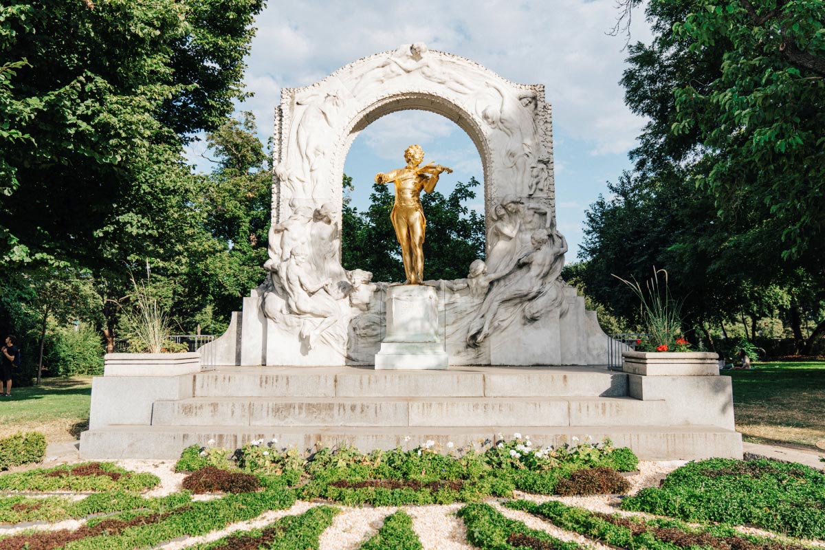 Bild: Johann Strauß Denkmal im Wiener Stadtpark|Bild: Büste von Johann Strauß|Foto: Innenansicht der Johann Strauß Wohnung|Bild: Innenansicht des Museums House of Strauss