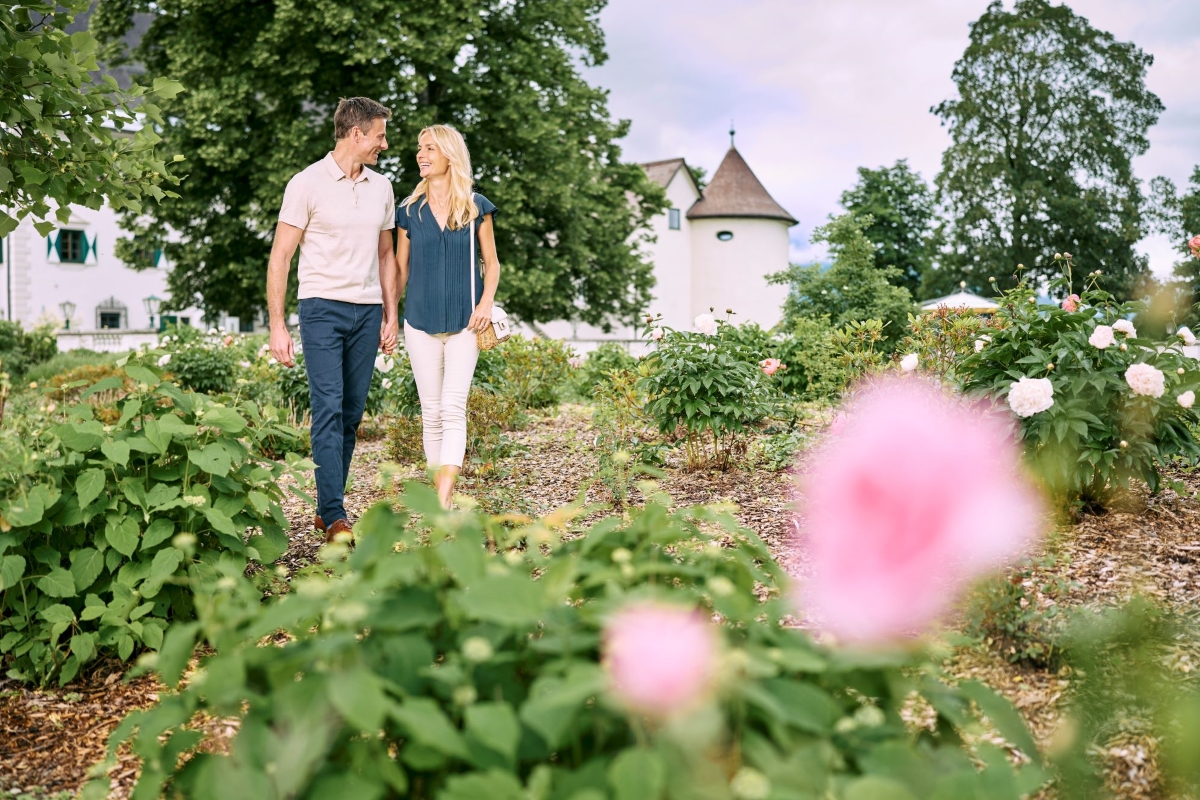 Bild: Paar im Schlosspark des IMLAUER Hotel Schloss Pichlarn