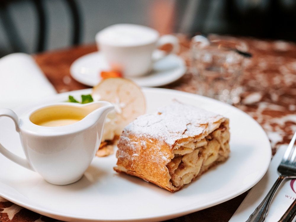 Apfelstrudel Cafe Central Wien Tourismus Paul Bauer web Bild: Apfelstrudel und Kaffee