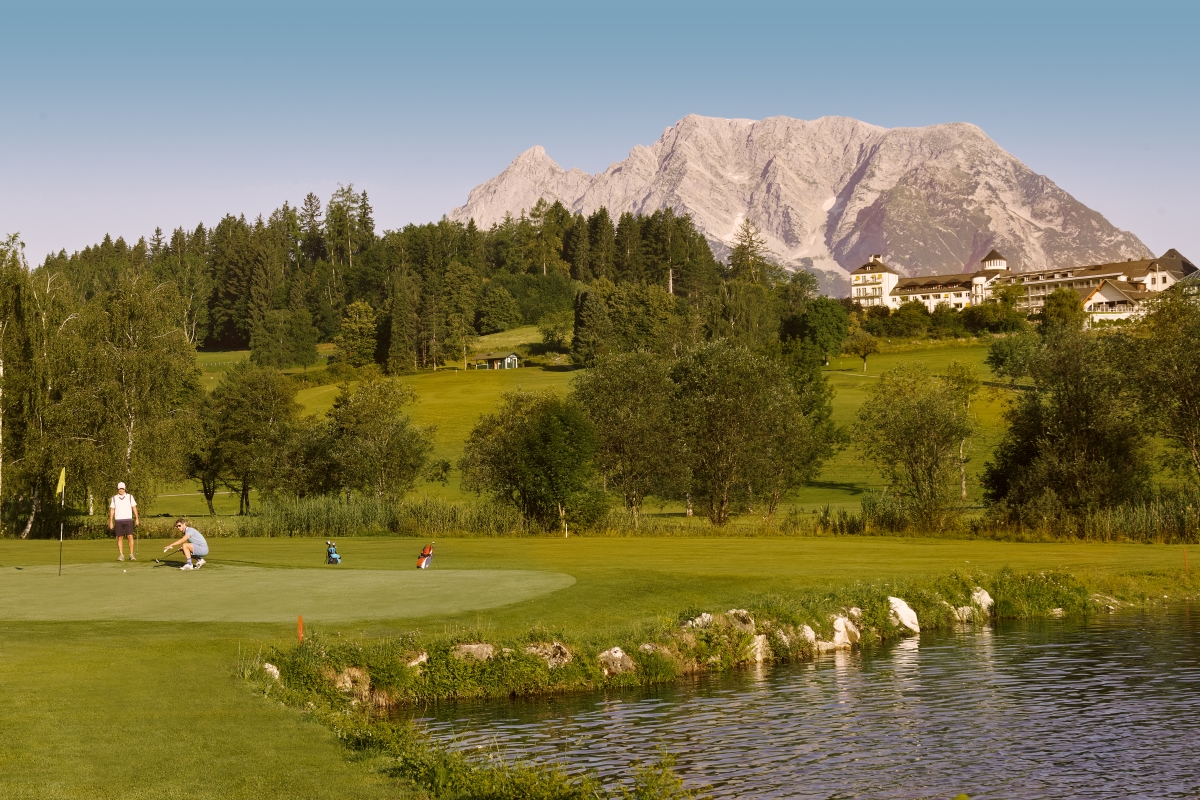 E-51-14723 Pichlarn_A29_2446 web Bild: zwei Golfer am Golfplatz des IMLAUER Hotel Schloss Pichlarn