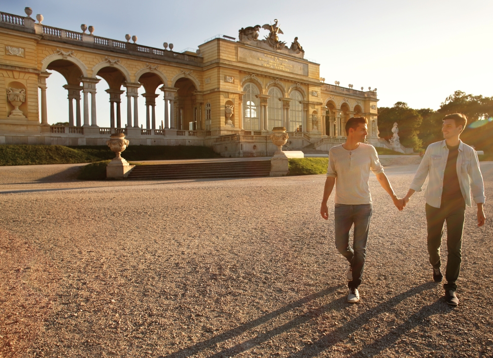 Gloriette WienTourismus Peter Rigaud web bild: Verliebtes Paar vor der Gloriette