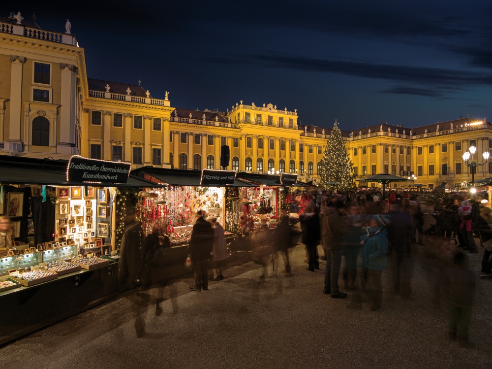 Kultur- und Weihnachtsmarkt, Schloß Schönbrunn WienTourismus Christian Stemper web Bild: Weihnachtsmarkt vor Schloss Schönbrunn
