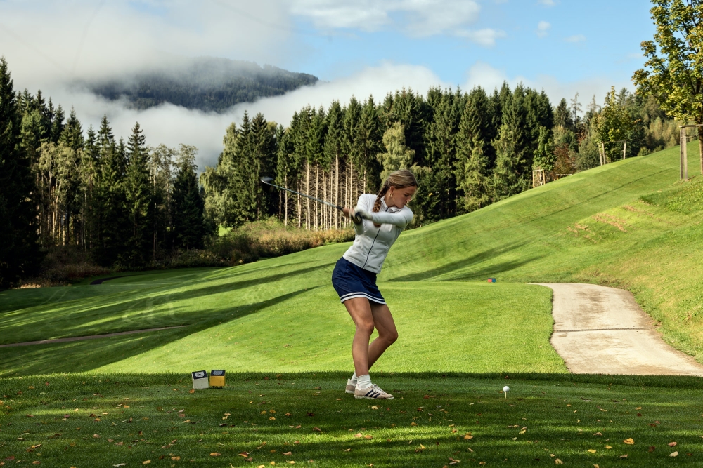 Bild: Golferin beim Abschlagen