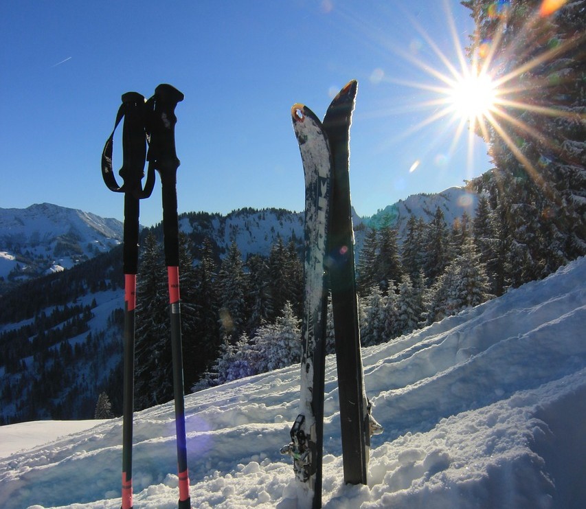 ski-6925563_1280 quer Bild: Ski und Skistöcke im Schnee