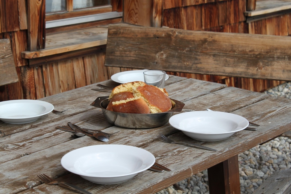 table-291883_1280 web Bild: kulinarischer Genuss vor der Skihütte