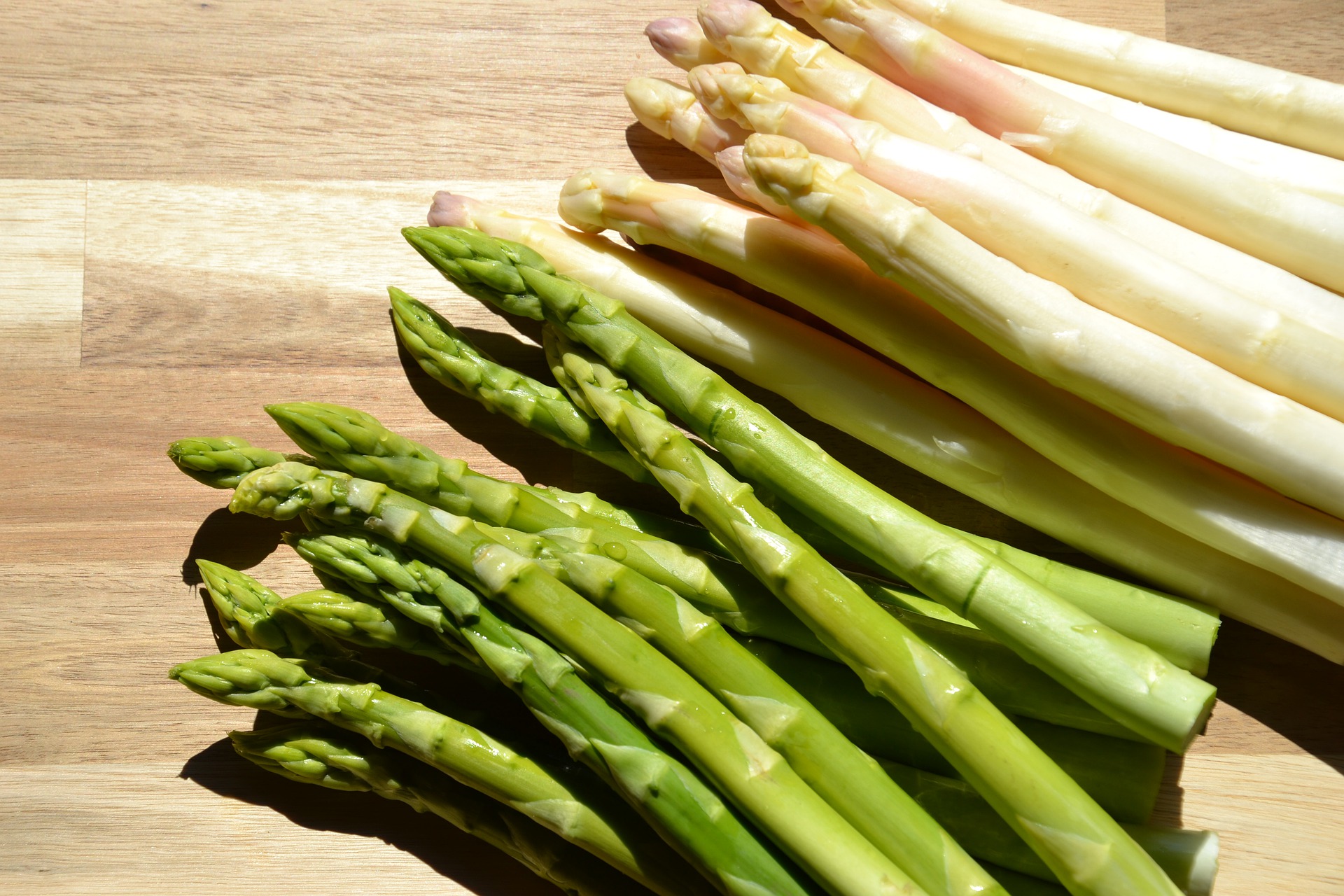 Bild: weißer und grüner Spargel
