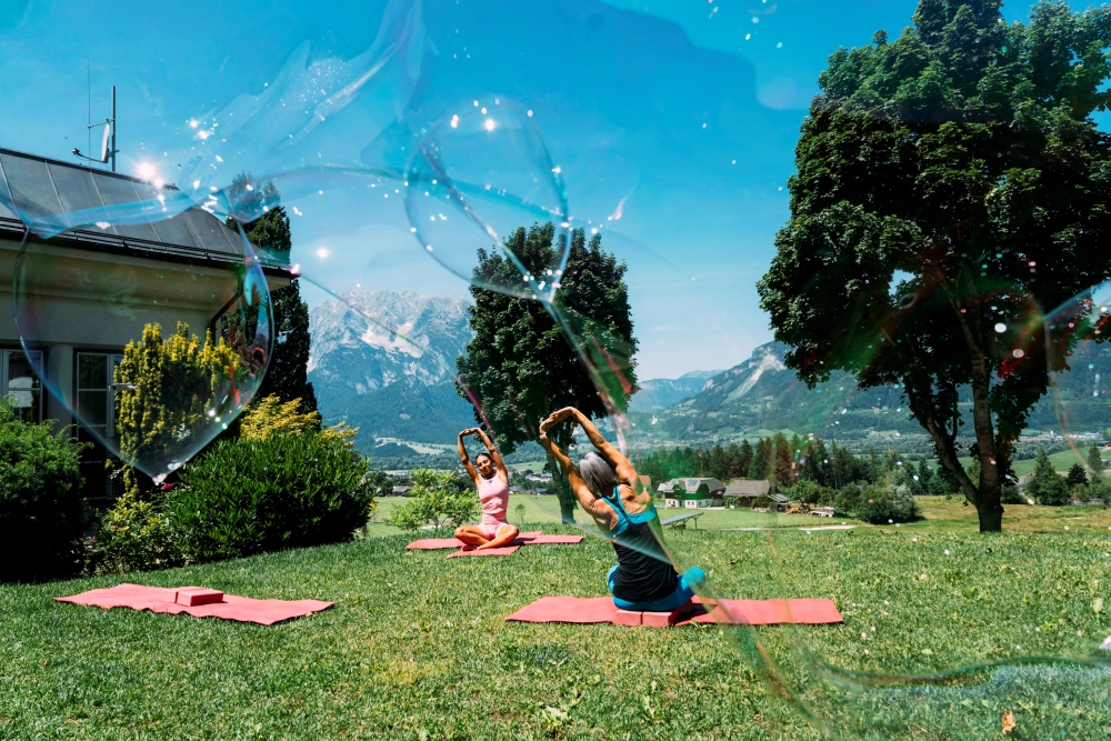 Bild: Soap Bubble Studies von Marlies Plank beim Yoga im Freien