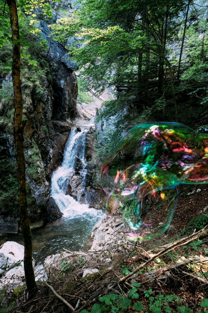 Bild: Soap Bubble Studies von Marlies Plank vor einem Wasserfall