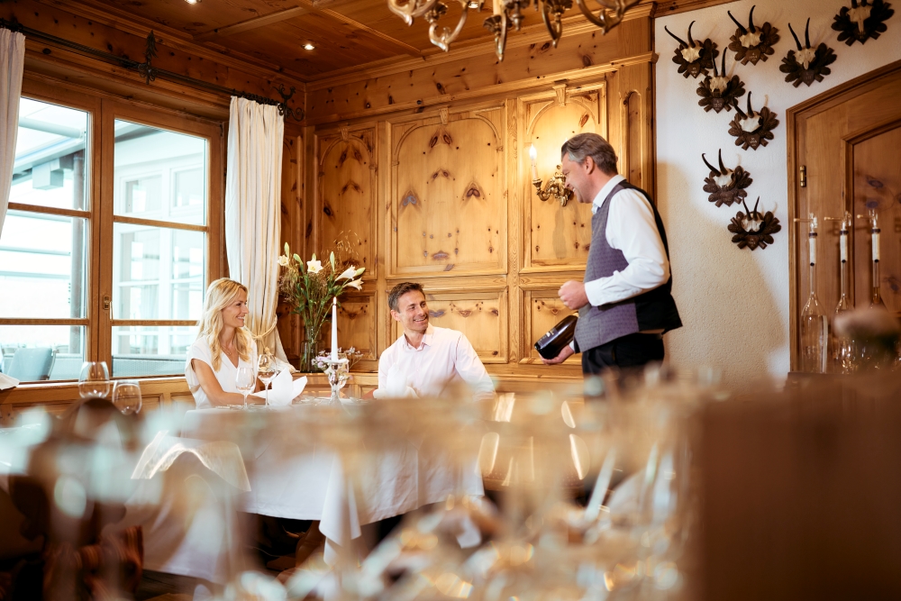 Bild: Sommelier und Gäste