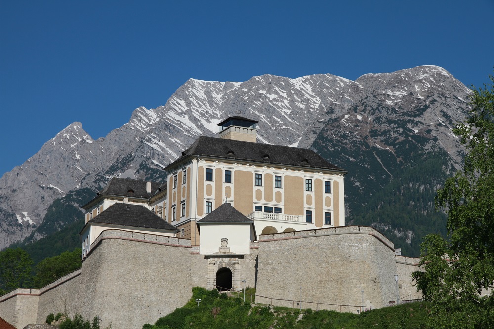 Bild: Schloss Trautenfels mit Pürgg im Hintergrund
