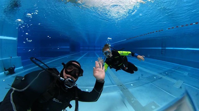 Bild: Taucher in einem Schwimmbecken