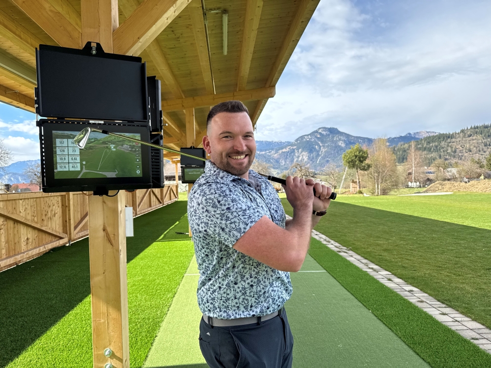 Bild: Golf Pro Moritz Schuster an der TrackMan Range
