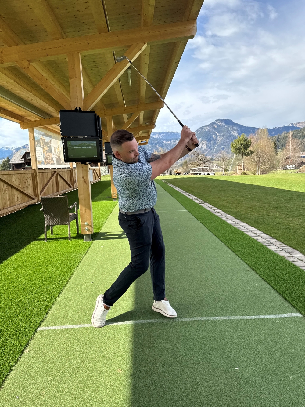 Bild: Golf Pro Moritz Schuster an der TrackMan Range