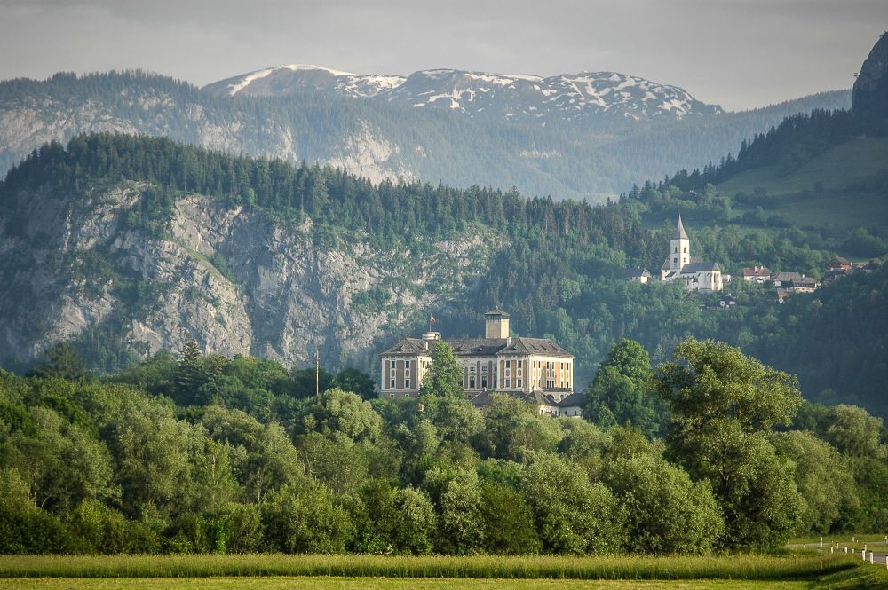 Bild: Schloss Trautenfels mit Pürgg im Hintergrund